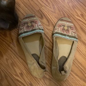 Flats pretty warn out on the bottoms! Smoke free home